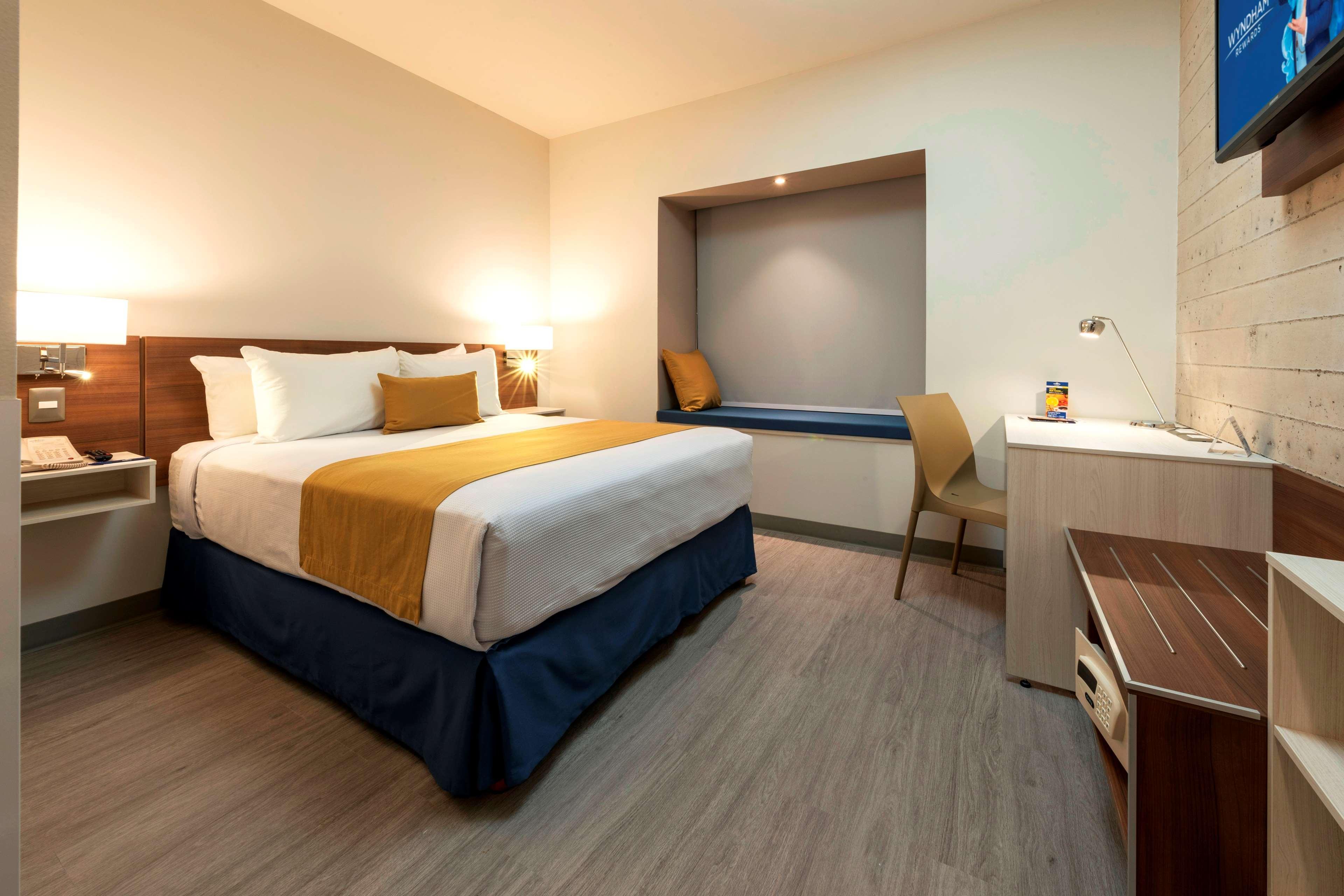 Microtel Inn & Suites By Wyndham San Luis Potosí Extérieur photo